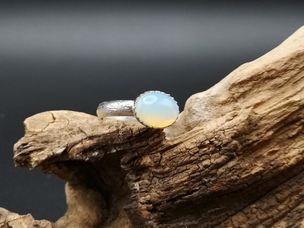 Ring aus Feinsilber mit Opalin Glas