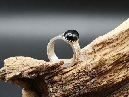 Ring aus Feinsilber, Onyx