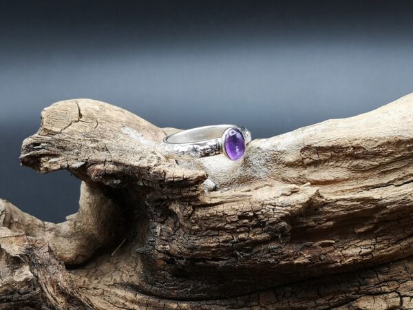 Ring aus Feinsilber mit Amethyst und Zirkonia